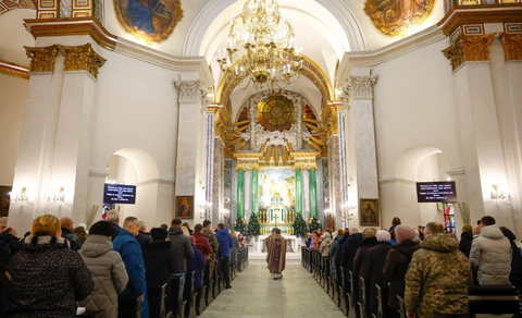 Người Ukraine mừng Giáng sinh vào ngày 25-12 theo lịch phương Tây- Ảnh 2. Người Ukraine tham dự lễ ngày 24-12 tại vùng Lviv - Ảnh: REUTERS