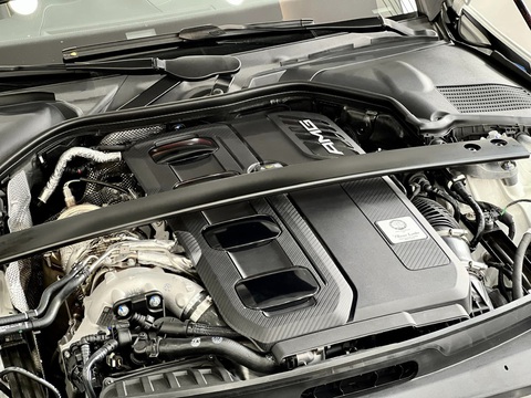 Loạt siêu xe, xe thể thao ra mắt Việt Nam 2023: Đắt nhất gần 40 tỉ đồng- Ảnh 13. Mercedes-AMG C 43 4Matic được trang bị máy tăng áp 4 xy-lanh 2.0L, bổ trợ bởi công nghệ hybrid 48V tích hợp máy phát cho khả năng tạm thời tăng công suất hệ thống thêm 14 mã lực. Công suất tối đa 402 mã lực và 500Nm mô-men xoắn. Hộp số tự động 9 cấp và hệ dẫn động bốn bánh toàn thời gian 4Matic. Các chế độ lái: Race Start (tương tự Lauch Control), Sport, Sport+, Comfort và Individual - Ảnh: Mercedes-Benz