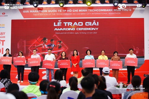 Nữ runner Việt Nam ghi dấu ấn ở Giải marathon quốc tế TP.HCM Techcombank 2023- Ảnh 4. Tại lễ bế mạc, bà Thái Minh Diễm Tú - giám đốc khối tiếp thị Techcombank - đã trao tặng 3,7 tỉ đồng cho các quỹ hỗ trợ tại TP.HCM - Ảnh: TECHCOMBANK