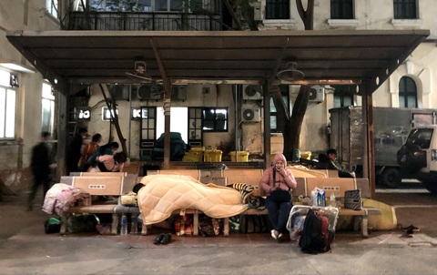 Người nhà bệnh nhân trùm kín chăn nằm trên ghế đá trong khuôn viên Bệnh viện Việt Đức Người nhà bệnh nhân trùm kín chăn nằm trên ghế đá trong khuôn viên Bệnh viện Việt Đức