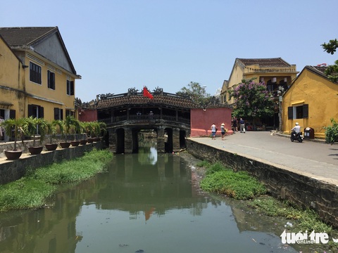 Chùa Cầu cong, thẳng hay… vừa cong lại vừa thẳng?- Ảnh 2. Hình dáng Chùa Cầu năm 2019 trước đợt hạ giải trùng tu - Ảnh: B.D.