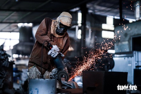 Công nhân đang làm việc trong một xưởng gang tại Hải Phòng - Ảnh: NGUYỄN KHÁNH Công nhân làm việc trong một xưởng gang tại Hải Phòng - Ảnh: NGUYỄN KHÁNH