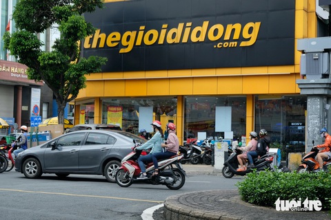 'Chiến giá' khốc liệt, Thế Giới Di Động tiếp tục đóng cửa hàng, FPT Retail chạm đáy lợi nhuận- Ảnh 1. Thế Giới Di Động đang tái cấu trúc mạnh trong bối cảnh kinh tế chung khó khăn. Trong ảnh: cửa hàng Thế Giới Di Động ở TP.HCM - Ảnh: BÔNG MAI