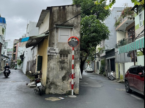 Lần đầu lắp hàng trăm gương cầu lồi trong kiệt hẻm ở Đà Nẵng- Ảnh 1. Gương cầu lồi vừa được lắp tại một vị trí khuất tầm nhìn trong kiệt ở quận Hải Châu, Đà Nẵng - Ảnh: HÀ CHÂU
