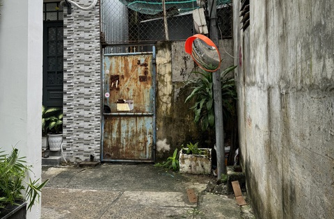 Lần đầu lắp hàng trăm gương cầu lồi trong kiệt hẻm ở Đà Nẵng- Ảnh 2. Một kiệt nhỏ gần sân bay Đà Nẵng được lắp gương cầu lồi - Ảnh: HÀ CHÂU