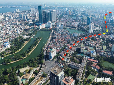 Hiện trạng đoạn đường vành đai dài 2,2km trị giá hơn 7.000 tỉ bị 'tắc' ở Hà Nội- Ảnh 1. Toàn cảnh hướng tuyến của dự án đường vành đai 1 Hoàng Cầu - Voi Phục với 2 cầu vượt trực thông (màu vàng) - Ảnh: HỒNG QUANG