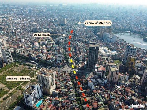Hiện trạng đoạn đường vành đai dài 2,2km trị giá hơn 7.000 tỉ bị 'tắc' ở Hà Nội- Ảnh 2. Điểm đầu của dự án đường vành đai 1 tiếp nối với trục đường Xã Đàn - Ô Chợ Dừa. Một cầu vượt (màu vàng) sẽ được xây dựng khi tuyến đường giao cắt với trục đường Láng Hạ - Ảnh: HỒNG QUANG