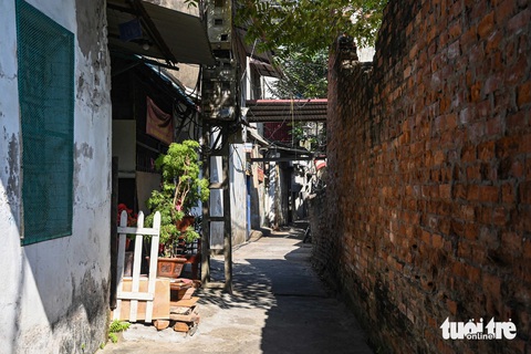 Hiện trạng đoạn đường vành đai dài 2,2km trị giá hơn 7.000 tỉ bị 'tắc' ở Hà Nội- Ảnh 9. Những khu vực quy hoạch dự án nằm sâu trong những con ngỏ nhỏ, cơ sở hạ tầng xuống cấp, khó đảm bảo đời sống sinh hoạt cho người dân - Ảnh: HỒNG QUANG
