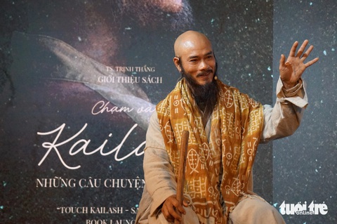 TS Trịnh Thắng kể lại quá trình ông nhịn ăn viết cuốn sách Chạm vào Kailash - Những câu chuyện thánh linh - Ảnh: T.ĐIỂU TS Trịnh Thắng kể lại quá trình ông nhịn ăn viết cuốn sách Chạm vào Kailash - Những câu chuyện thánh linh - Ảnh: T.ĐIỂU