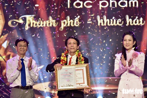 Ông Nguyễn Thọ Truyền (bìa trái), bà Nguyễn Thị Thanh Thúy trao giải nhất cho tác giả Trần Công Nghị - Ảnh: T.T.D. Ông Nguyễn Thọ Truyền (bìa trái), bà Nguyễn Thị Thanh Thúy trao giải nhất cho tác giả Trần Công Nghị - Ảnh: T.T.D.