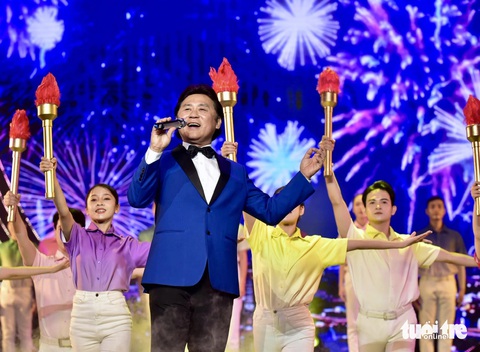 Ca sĩ Tạ Minh Tâm trình diễn sáng tác mới - Ảnh: T.T.D. Ca sĩ Tạ Minh Tâm trình diễn sáng tác mới - Ảnh: T.T.D.