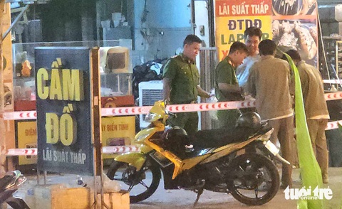 Lực lượng chức năng có mặt trước tiệm cầm đồ - Ảnh: NGỌC KHẢI chụp lúc 21h15 hôm 26-12 Lực lượng chức năng có mặt trước tiệm cầm đồ - Ảnh: NGỌC KHẢI chụp lúc 21h15 hôm 26-12