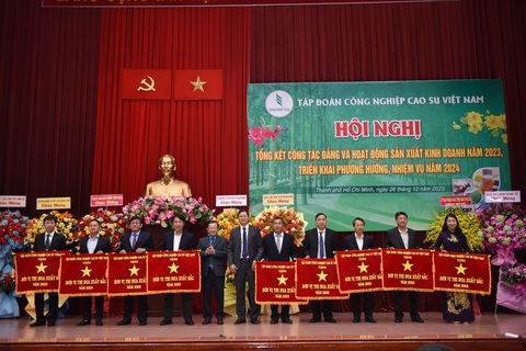 Vượt khó, 'anh cả' ngành cao su có doanh thu hàng chục nghìn tỉ đồng- Ảnh 4. Các cá nhân, đơn vị trực thuộc VRG được biểu dương tại hội nghị - Ảnh: VRG
