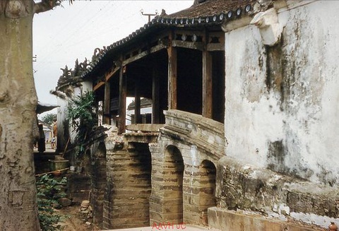 Chùa Cầu cong, thẳng hay… vừa cong lại vừa thẳng?- Ảnh 1. Chùa Cầu bị cháy năm 1959 - Ảnh: B.D. chụp lại
