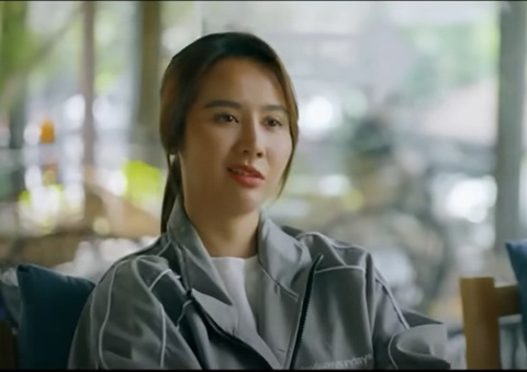 Huyền Lizze liên tục nhếch mép trong phim Chúng ta của 8 năm sau - Ảnh: Cắt từ clip Huyền Lizze liên tục nhếch mép trong phim Chúng ta của 8 năm sau - Ảnh: Cắt từ clip