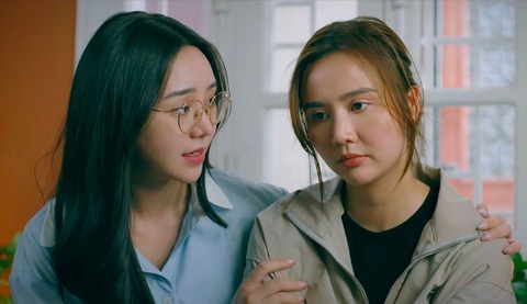 Quỳnh Kool vai Nguyệt và Huyền Lizze vai Dương trong phim Chúng ta của 8 năm sau - Ảnh: ĐPCC Quỳnh Kool vai Nguyệt và Huyền Lizzie vai Dương trong phim Chúng ta của 8 năm sau - Ảnh: ĐPCC