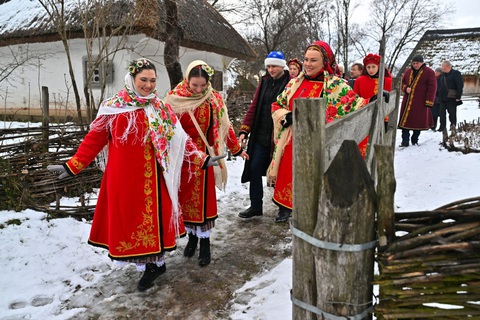 Phụ nữ Ukraine mặc trang phục truyền thống mừng Giáng sinh ở làng Pyrogove, gần Kiev, ngày 25-12-2023. Năm nay là lần đầu tiên Ukraine mừng Giáng sinh vào ngày 25-12 theo lịch phương Tây, sau khi dời từ ngày 7-1, nhằm tránh ngày các tín đồ Chính thống giáo Nga ăn mừng - Ảnh: AFP Phụ nữ Ukraine mặc trang phục truyền thống mừng Giáng sinh ở làng Pyrogove, gần Kiev, ngày 25-12-2023. Năm nay là lần đầu tiên Ukraine mừng Giáng sinh vào ngày 25-12 theo lịch phương Tây, sau khi dời từ ngày 7-1, nhằm tránh ngày các tín đồ Chính Thống giáo Nga ăn mừng - Ảnh: AFP