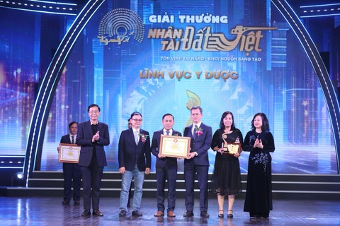 Đại học Y Dược TP.HCM và Bệnh viện Đại học Y Dược TP.HCM nhận giải thưởng Nhân tài Đất Việt năm 2023- Ảnh 1. Công trình “Phẫu thuật kích thích não sâu điều trị bệnh Parkinson” nhận giải Nhân tài Đất Việt