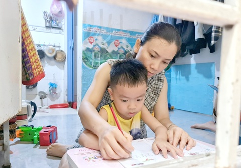 Xoay xở tìm việc cuối năm - Một năm chật vật mưu sinh- Ảnh 2. Giờ làm nhưng nhiều công nhân ở phòng trọ kèm con học bài vì không có đơn hàng, không còn việc để làm - Ảnh: C.TRIỆU