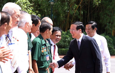 Chủ tịch nước ký quyết định tặng quà người có công dịp Tết Nguyên đán 2024- Ảnh 1. Chủ tịch nước Võ Văn Thưởng với các đại biểu người có công tỉnh Vĩnh Long - Ảnh: TTXVN