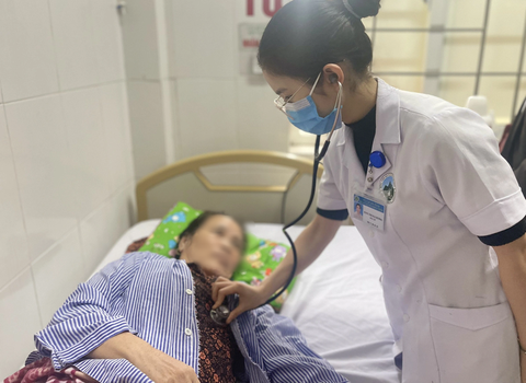 Một trong 3 bệnh nhân ngộ độc khí CO cấp cứu tại Bệnh viện Đa khoa tỉnh Hà Tĩnh - Ảnh: H.A. Một bệnh nhân ngộ độc khí CO do đốt than sưởi ấm trong phòng kín được cấp cứu tại Bệnh viện Đa khoa tỉnh Hà Tĩnh - Ảnh: H.A.