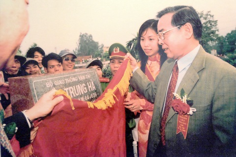 Con trai cố Thủ tướng Phan Văn Khải: 'Gia tài để lại là lối sống của cha tôi'- Ảnh 1. Cố Thủ tướng Phan Văn Khải tại lễ khánh thành cầu Trung Hà (Hà Nội) năm 2002 - Ảnh: Tư liệu