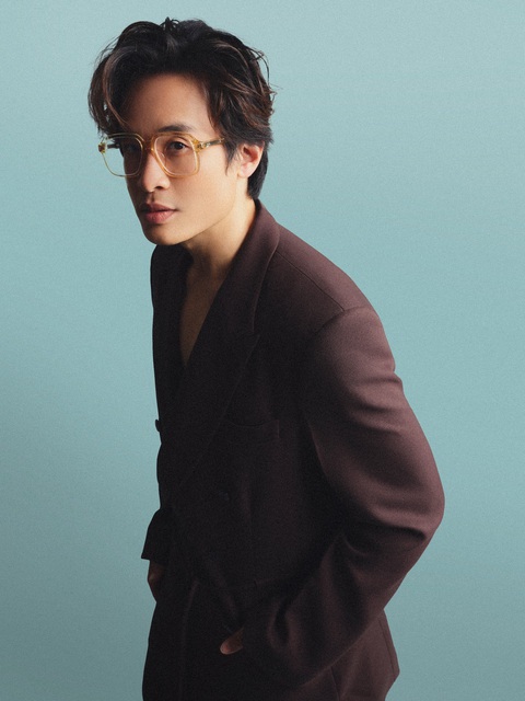 Hà Anh Tuấn 'flex nhẹ' ba giọng ca đỉnh trong Storii Concert 02 - Người giữ mùa xuân- Ảnh 4. Hà Anh Tuấn là giọng ca tự do tự tại và đầy kiêu hãnh, lưu giữ thanh xuân và những điều mơ mộng của tuổi trẻ trong những câu chuyện âm nhạc của mình.