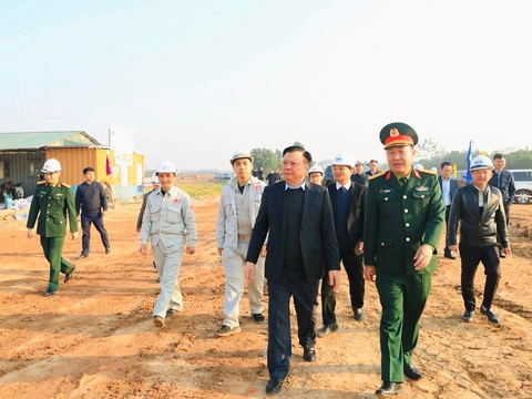 Bí thư Hà Nội yêu cầu vận chuyển cát làm đường vành đai 4 phải 'đúng điểm đi, điểm đến'- Ảnh 1. Bí thư Thành ủy Hà Nội Đinh Tiến Dũng kiểm tra thực địa dự án đường vành đai 4 - vùng thủ đô vào sáng 26-12 - Ảnh: NGUYỄN THÀNH
