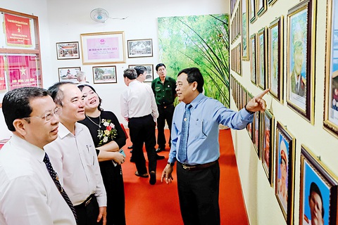 Con trai cố Thủ tướng Phan Văn Khải: 'Gia tài để lại là lối sống của cha tôi'- Ảnh 2. Lãnh đạo, người dân tham quan phòng lưu niệm cố Thủ tướng Phan Văn Khải tại Nhà truyền thống huyện Củ Chi (TP.HCM) - Ảnh: PHƯƠNG NHI
