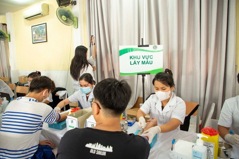 Ký túc xá Đại học Quốc gia TP.HCM buộc sinh viên khám sức khỏe, các trường phản ứng- Ảnh 1. Sinh viên nội trú khám sức khỏe tại ký túc xá Đại học Quốc gia TP.HCM - Ảnh: VĂN KHANH