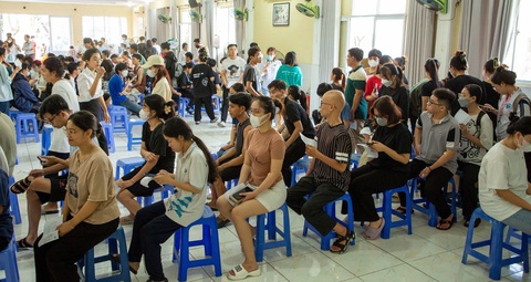 Ký túc xá Đại học Quốc gia TP.HCM buộc sinh viên khám sức khỏe, các trường phản ứng- Ảnh 2. Sinh viên chờ đợi khám sức khỏe tại ký túc xá Đại học Quốc gia TP.HCM - Ảnh: VĂN KHANH