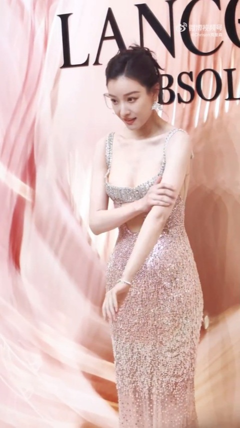 Nghê Ni liên tục xoa tay, ôm người và run cầm cập vì lạnh Nghê Ni liên tục xoa tay, ôm người và run cầm cập vì lạnh