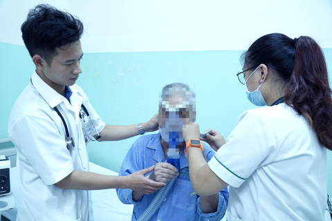 Bệnh nhân ngủ ngồi 7 tháng liên tiếp do mắc hội chứng ngưng thở khi ngủ- Ảnh 1. Các bác sĩ Bệnh viện Quân y 175 đang điều trị cho bệnh nhân mắc hội chứng ngưng thở khi ngủ - Ảnh: N.A.