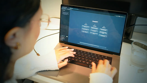 Ảnh: June Wan/ZDNET ChatGPT đạt 14,6 tỉ lượt sử dụng chỉ trong chưa đầy 1 năm - Ảnh: June Wan/ZDNET