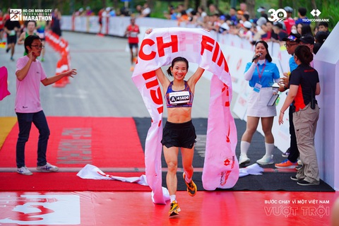 Nữ runner Việt Nam ghi dấu ấn ở Giải marathon quốc tế TP.HCM Techcombank 2023- Ảnh 1. Nguyễn Thị Oanh vô địch cự ly marathon nữ của Giải marathon quốc tế TP.HCM Techcombank 2023 - Ảnh: TECHCOMBANK