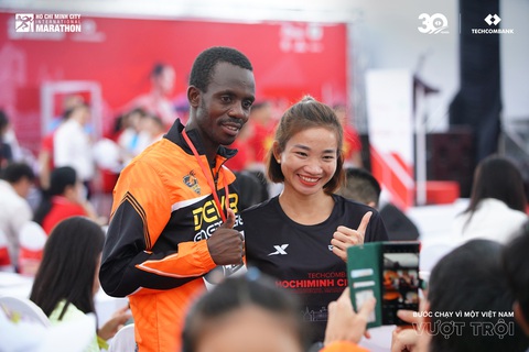 Nữ runner Việt Nam ghi dấu ấn ở Giải marathon quốc tế TP.HCM Techcombank 2023- Ảnh 3. Nguyễn Thị Oanh chụp ảnh lưu niệm cùng vận động viên quốc tế - Ảnh: TECHCOMBANK