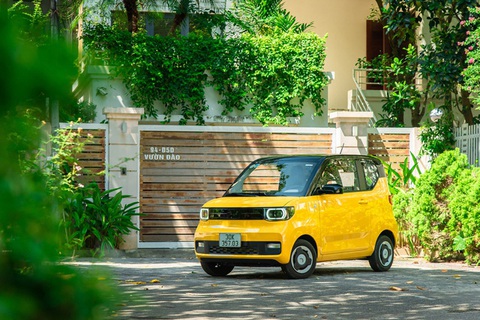 Loạt xe Trung Quốc ồ ạt đổ bộ Việt Nam năm 2023: Gây sức ép lên xe Hàn, Nhật- Ảnh 1. Wuling HongGuang MiniEV là mẫu ô tô điện mini đầu tiên bán ở Việt Nam, cũng là mẫu ô tô rẻ nhất thị trường hiện nay. Được lắp ráp ở Việt Nam, xe có giá niêm yết từ 239 triệu đồng, hiện được khuyến mãi còn 219 triệu đồng - Ảnh: Wuling