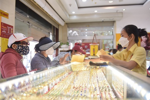 CẬP NHẬT: Giá vàng miếng SJC tăng nhanh, giảm nhanh, hiện ở mức 79,2 triệu đồng/lượng- Ảnh 1. Giá vàng miếng SJC đang cao hơn giá vàng thế giới quy đổi đến 18,29 triệu đồng/lượng - Ảnh: NGỌC PHƯỢNG