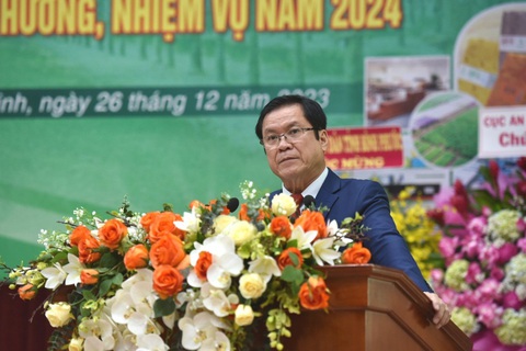 Vượt khó, 'anh cả' ngành cao su có doanh thu hàng chục nghìn tỉ đồng- Ảnh 2. Ông Lê Thanh Hưng, tổng giám đốc VRG, báo cáo tại hội nghị