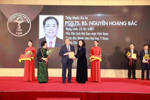 Đại học Y Dược TP.HCM và Bệnh viện Đại học Y Dược TP.HCM nhận giải thưởng Nhân tài Đất Việt năm 2023- Ảnh 3. PGS TS BS. Nguyễn Hoàng Bắc – Phó Chủ tịch Hội Gan mật Việt Nam, Giám đốc BV ĐHYD TPHCM được tôn vinh danh hiệu Tri thức tiêu biểu của Tổng Hội Y