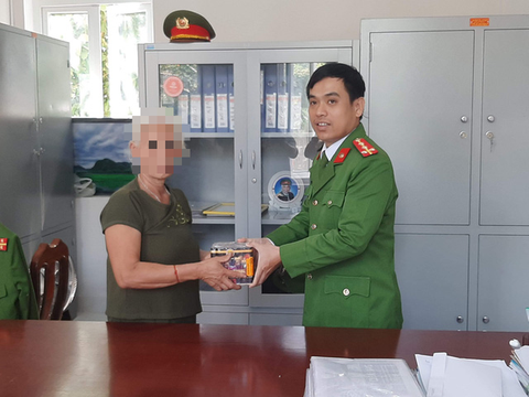 Trước thềm năm mới, TP.HCM vận động toàn dân giao nộp pháo, vật liệu nổ- Ảnh 1. Một người dân tại huyện Bố Trạch tự nguyện mang pháo đến nộp cho công an xã trước đêm giao thừa - Ảnh: QUỐC NAM