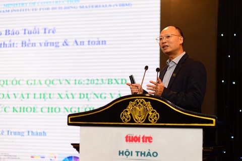 Những thay đổi lớn với thị trường nội thất từ năm 2024- Ảnh 1. Ông Lê Trung Thành, viện trưởng Viện Vật liệu xây dựng, trình bày những điểm chính của thông tư 04/2023/TT-BXD ban hành quy chuẩn kỹ thuật quốc gia về sản phẩm, hàng hóa vật liệu xây dựng tại hội thảo Sử dụng vật liệu nội thất bền vững và an toàn - Ảnh: QUANG ĐỊNH