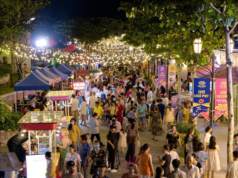 Du khách đổ về chợ đêm Vui Phết tại Phú Quốc- Ảnh 1. Vui Phết - chợ đêm bên biển VUI-Fest Bazaar - chào đón du khách tới tham quan, mua sắm