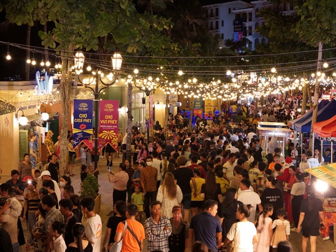 Du khách đổ về chợ đêm Vui Phết tại Phú Quốc- Ảnh 7. VUI-Fest bỗng