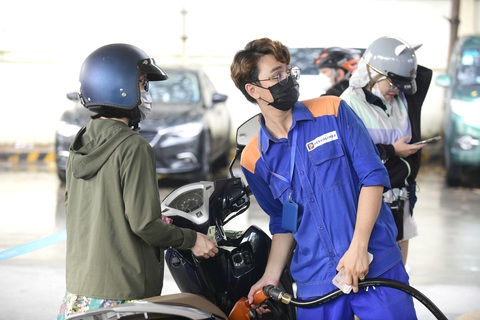 Doanh nghiệp lo lắng việc xuất hóa đơn bán lẻ xăng dầu sẽ làm đội chi phí. Trong ảnh: người dân đổ xăng ở quận Bình Thạnh, TP.HCM - Ảnh: QUANG ĐỊNH Doanh nghiệp lo lắng việc xuất hóa đơn bán lẻ xăng dầu sẽ làm đội chi phí. Trong ảnh: người dân đổ xăng ở quận Bình Thạnh, TP.HCM - Ảnh: QUANG ĐỊNH