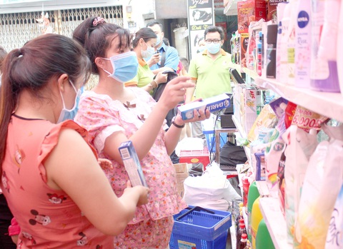Xoay xở tìm việc cuối năm - Một năm chật vật mưu sinh- Ảnh 1. Những chuyến xe bán hàng lưu động bình ổn giá phục vụ tận khu trọ đông công nhân - Ảnh: Q.L.