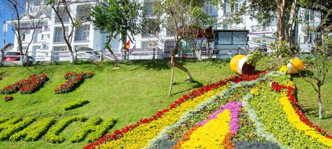 Tuấn Ngọc, Trúc Nhân, Hà Nhi… biểu diễn tại lễ kỷ niệm 130 năm Đà Lạt- Ảnh 1. Các cung đường trung tâm Đà Lạt được trang hoàng bằng hoa rực rỡ màu sắc.