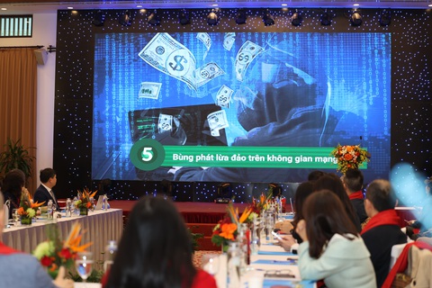 Sự kiện công nghệ thông tin tiêu biểu 2023: Chip bán dẫn, bùng phát lừa đảo qua mạng- Ảnh 1. Tình trạng lừa đảo bùng phát trên không gian mạng, với việc tội phạm công nghệ cao sử dụng những phương thức lừa đảo mới đã được đánh giá là một trong 10 sự kiện nổi bật nhất của lĩnh vực ICT năm 2023 - Ảnh: LÊ SƠN