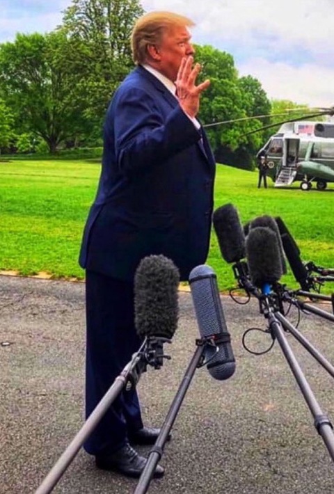 Dáng đứng của ông Trump khi không có miếng đệm ngón chân Ảnh: X Dáng đứng nghiêng về phía trước của ông Trump khi không có miếng đệm ngón chân - Ảnh: X