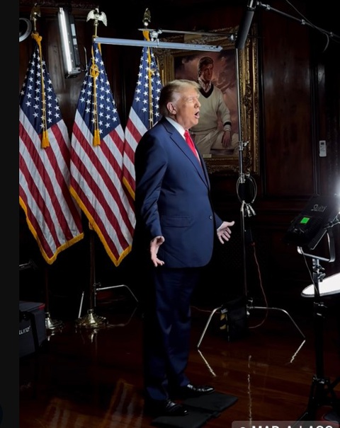 Dáng đứng thăng bằng hơn của ông Trump khi có 2 miếng đệm ngón chân - Ảnh X Dáng đứng thăng bằng hơn của ông Trump khi có 2 miếng đệm chân - Ảnh: X